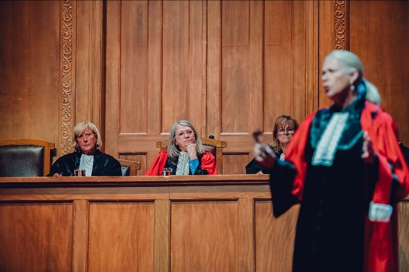 Feestelijke première Assisen Live – De Priestermoord is een verbaal en emotioneel steekspel waarbij de waarheid op het spel staat.