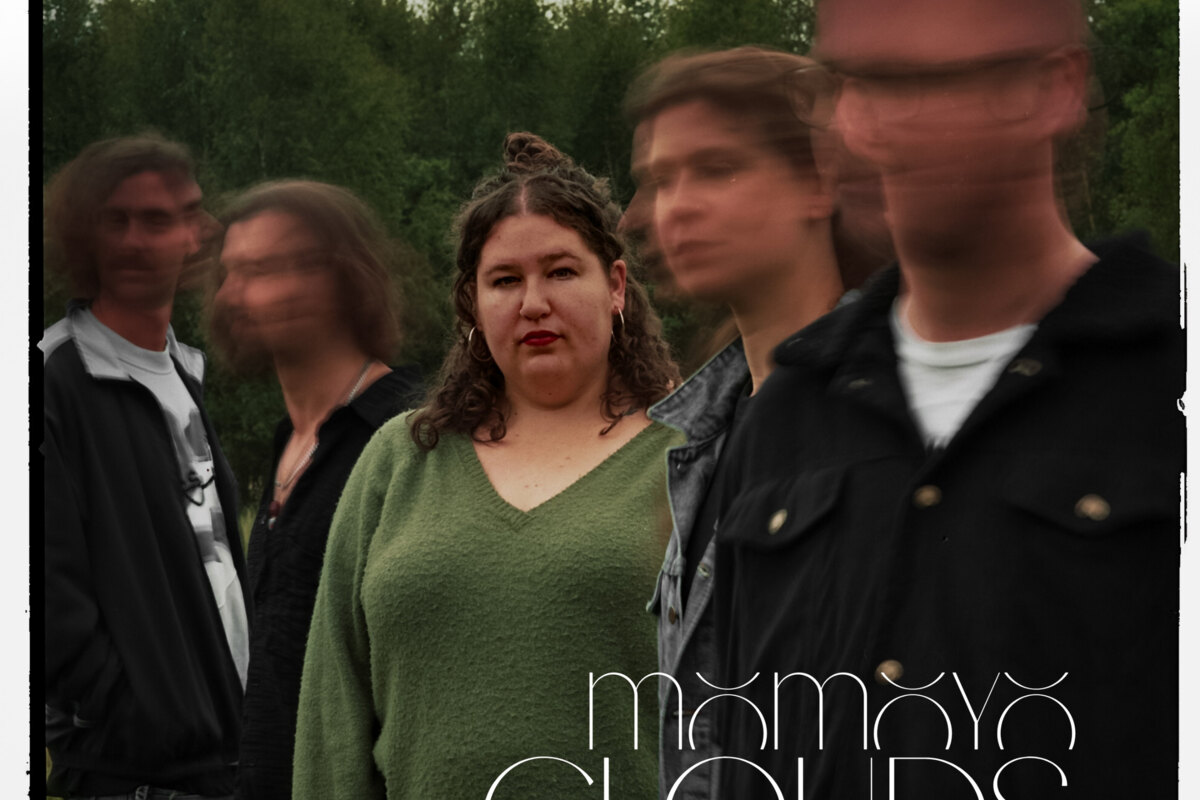 Clouds is de eerste single van nieuwe album van momoyo 