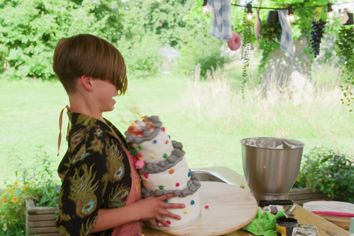 Finale van Junior Bake Off zorgt voor stress en tranen in de baktent: "Mijn taart is gevallen!"