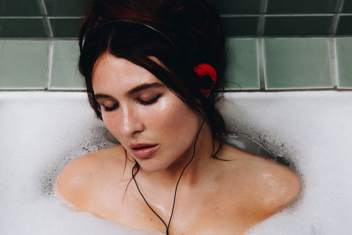 Mimi Webb releases "You Don't Look At Me The Same"