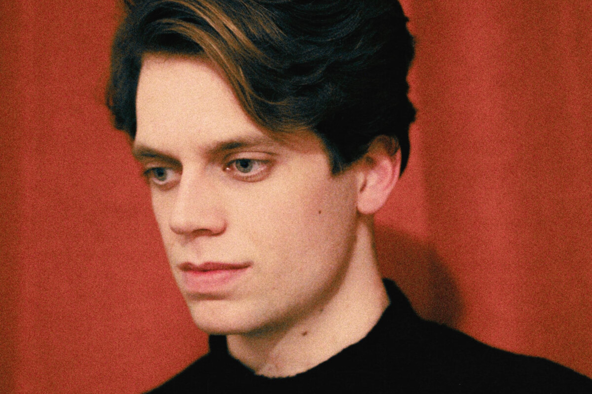 Caspar Auwerkerken is back with with 'Two ravens'