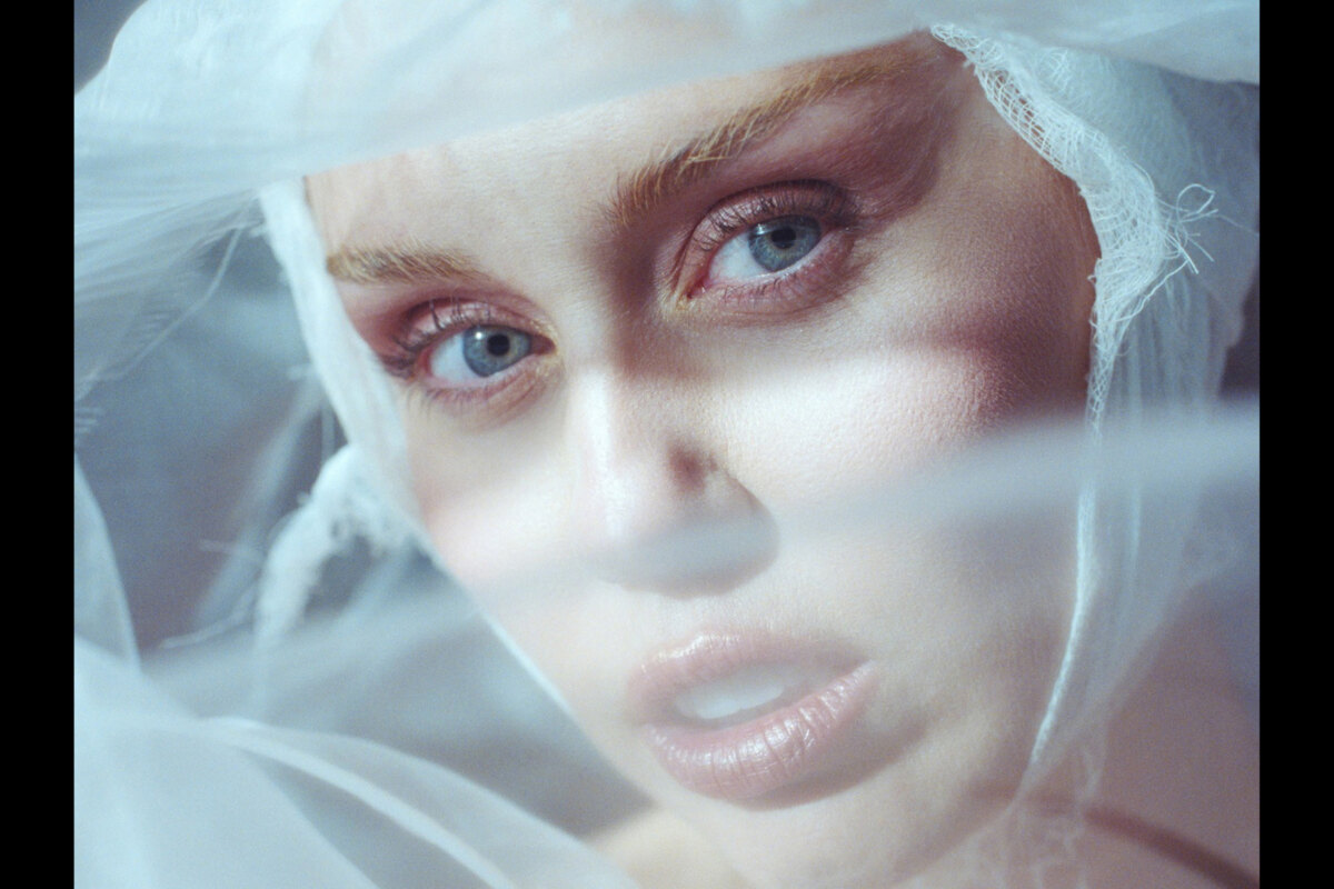 Miley Cyrus feat. Lindsey Buckingham & Mick Fleetwood releases "Secrets" 