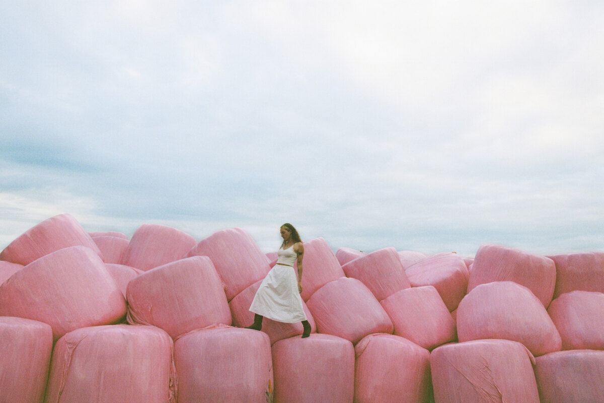 Surinamese-Dutch folk-pop singer-songwriter néomí releases her stirring new single “Sit Back Baby”