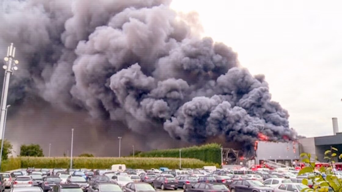 Zonder perslucht in een brandende fabriek: "Dan kan je niet anders dan het masker afzetten"