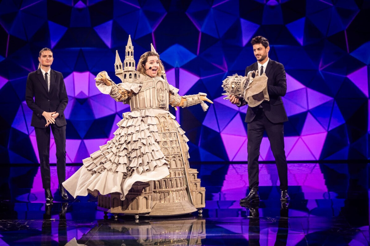Verrassing van formaat in The Masked Singer: Château blijkt “een zingende weervrouw”