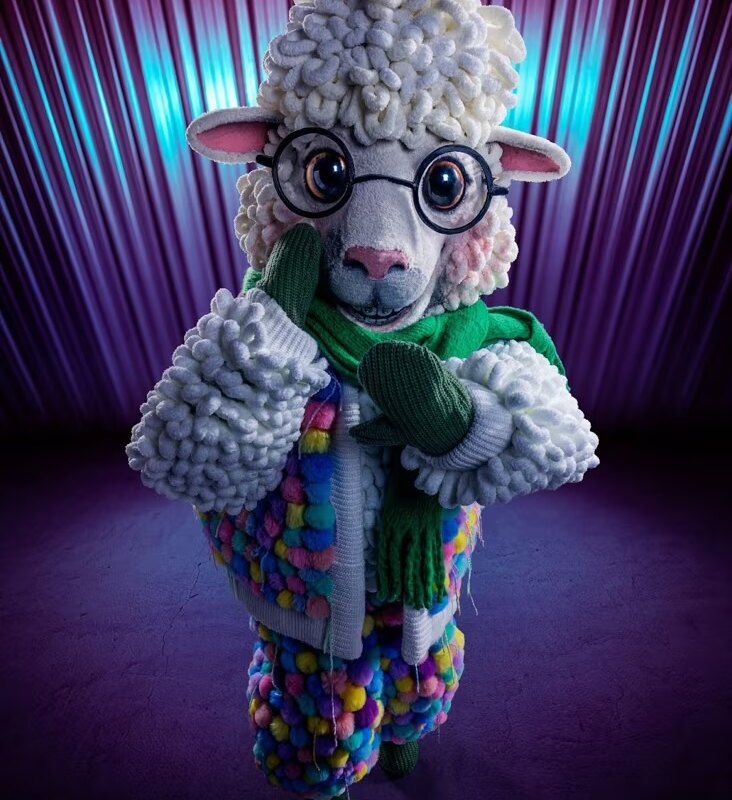 Pas vrijdag te horen, nu al te zien: dapper Schaapje overwint haar angst op het podium van The Masked Singer