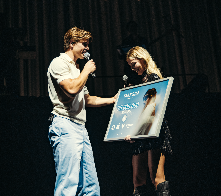 Twee keer Lotto Arena, award voor 75M streams én nieuwe kerstsingle voor MAKSIM!