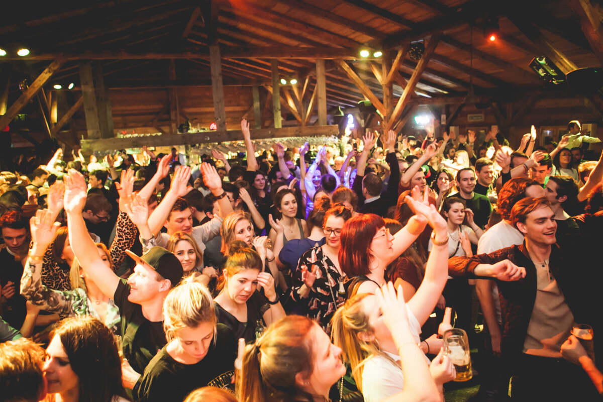 Moose Bar bestaat 10 jaar! Goed voor 1.3 miljoen feestvierders en kilometers aan polonaises