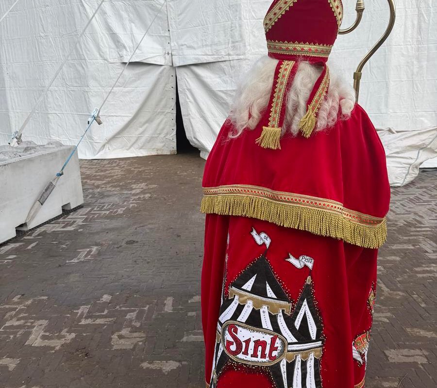 Disney-ontwerpster maakt nieuwe circusmantel voor de Sint van 'Sint in de Piste'