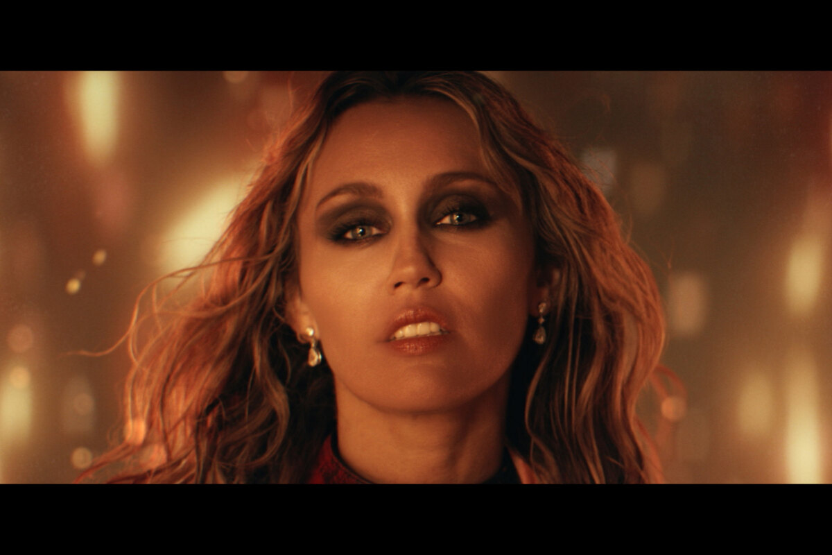 Miley Cyrus releases "Dream As One" 