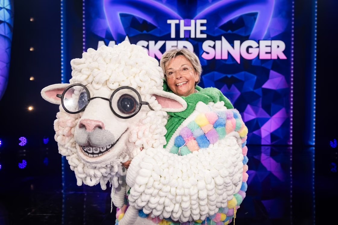 Ingeborg Sergeant is ‘uitgeblaat’ in The Masked Singer en kruipt uit het schattige pak van Schaapje