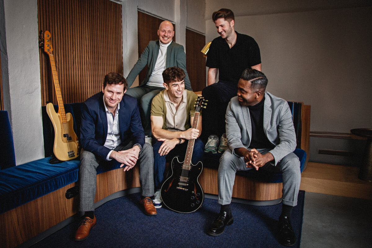 Op hun nieuwe single blijven Izzy & De Nachtraven "Sprakeloos"