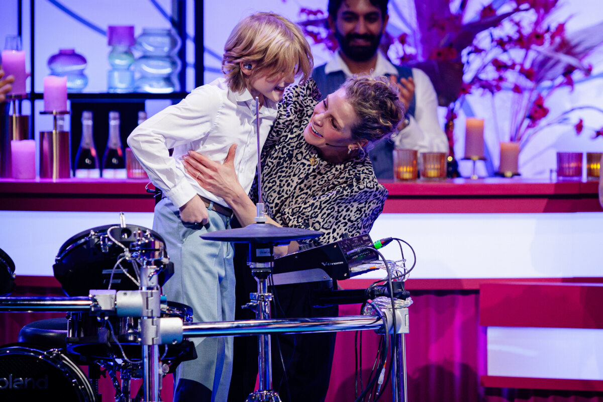 Dina Tersago verrast door haar zoontje Isak aan de drums in JAMES & co