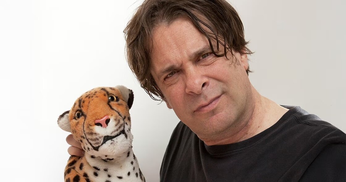Hans Teeuwen kondigt extra show aan in Antwerpen na uitverkochte voorstellingen