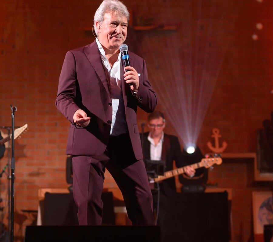 “Wat uitgekleed, maar wondermooi”: Garry Hagger staat alleen met piano in Fakkeltheater