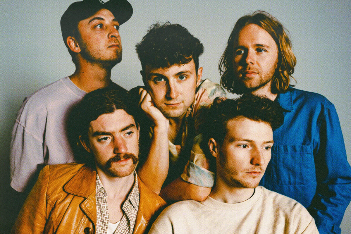 Oproer Shares "In Royal Blue" with live video in AB