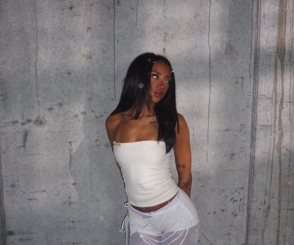 UK newcomer Ellie Allen rejects emotional manipulation on “LOVEBOMB”