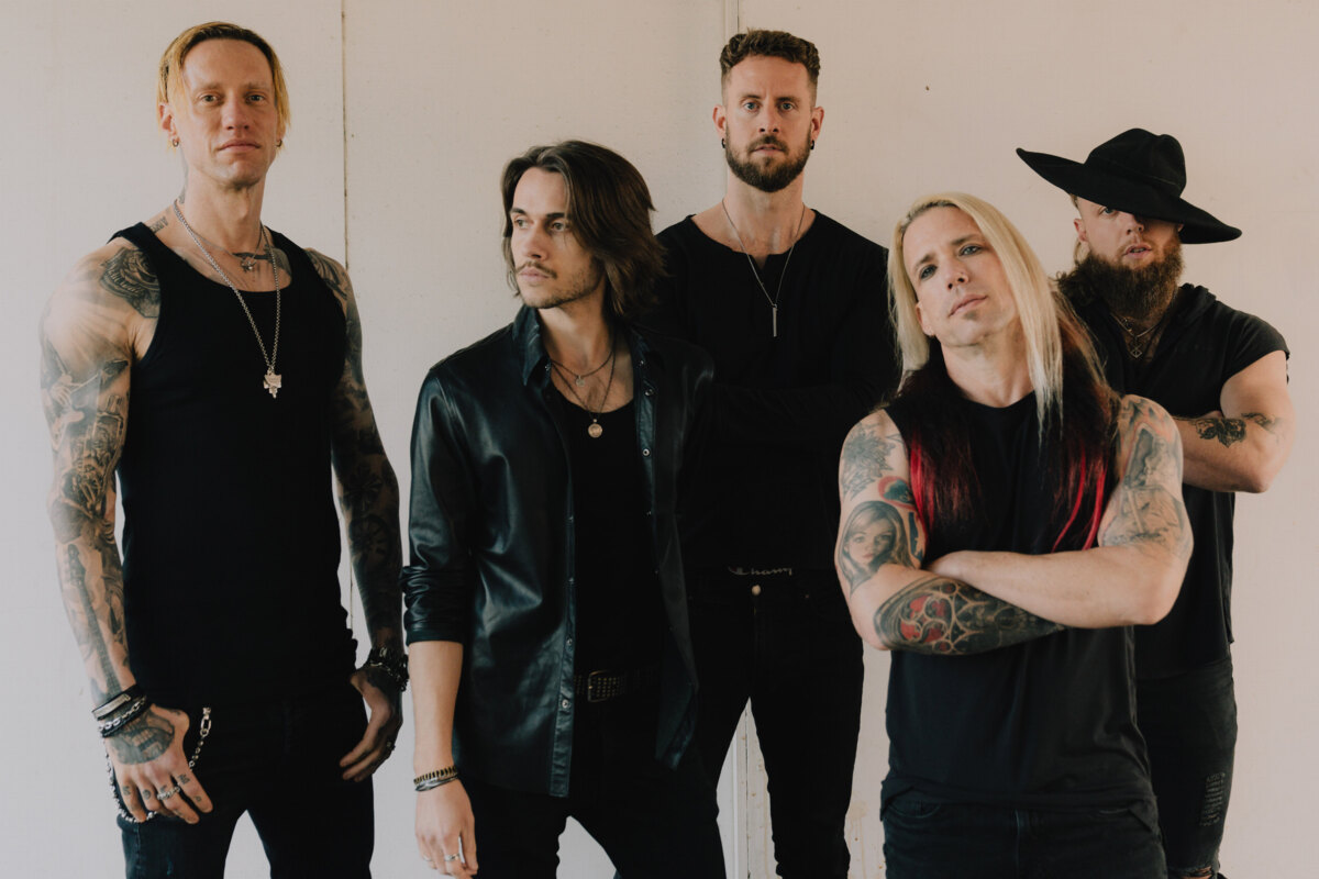 Velvet Chains - Single Release "Dead In The Head" + Music Video "Hurt Me"