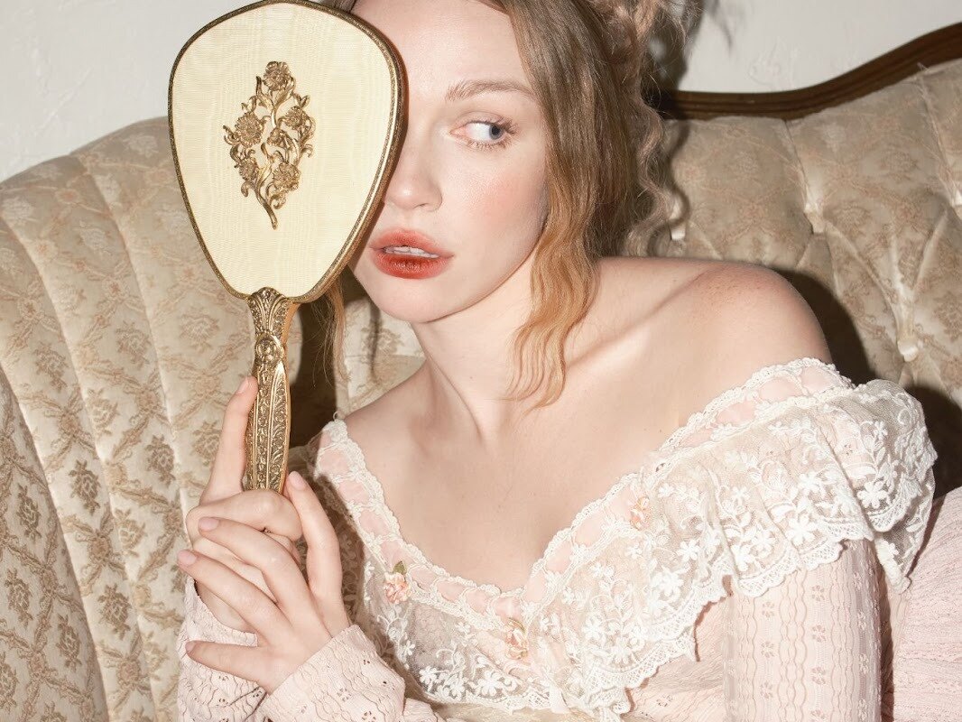 Mollie Elizabeth Releases “The Mirror” Out On Neon Gold Records