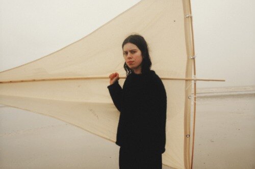 Bonnie Kemplay releases single Beginners