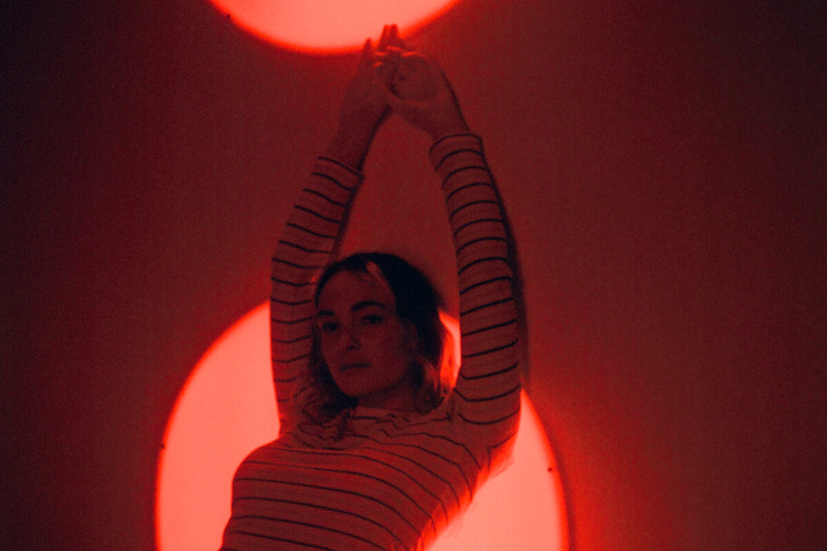 Surinamese/Dutch folk-pop singer-songwriter néomí shares new single “Close”, ahead of her upcoming EP