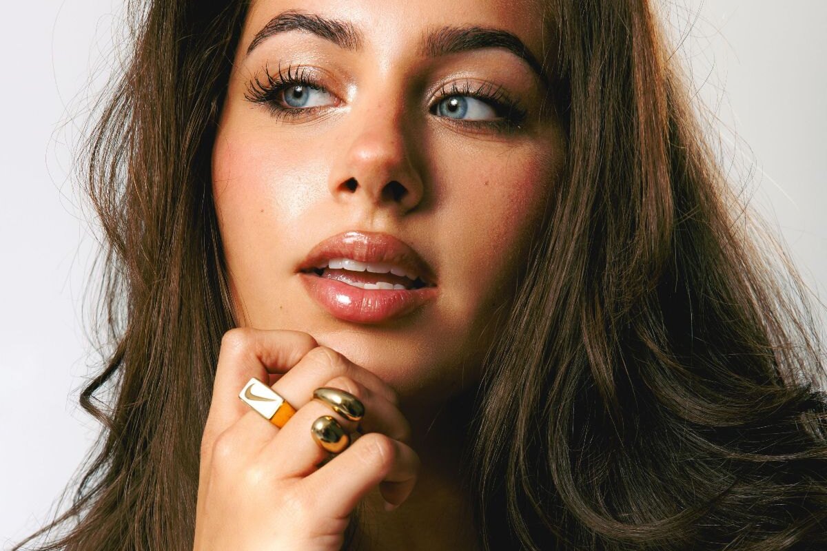 Janey tekent bij Warner Music en brengt eerste single Van mij is van mij uit