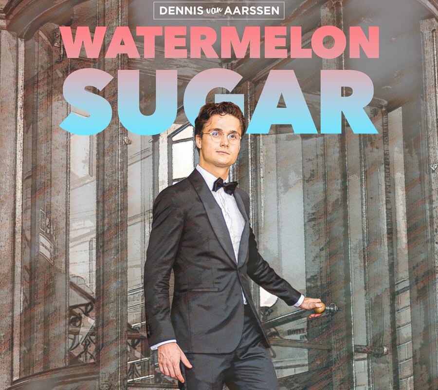 Popcrooner Dennis van Aarssen brengt swingversie van Harry Styles-klassieker ‘Watermelon Sugar’ na uitverkochte Duitse tournee
