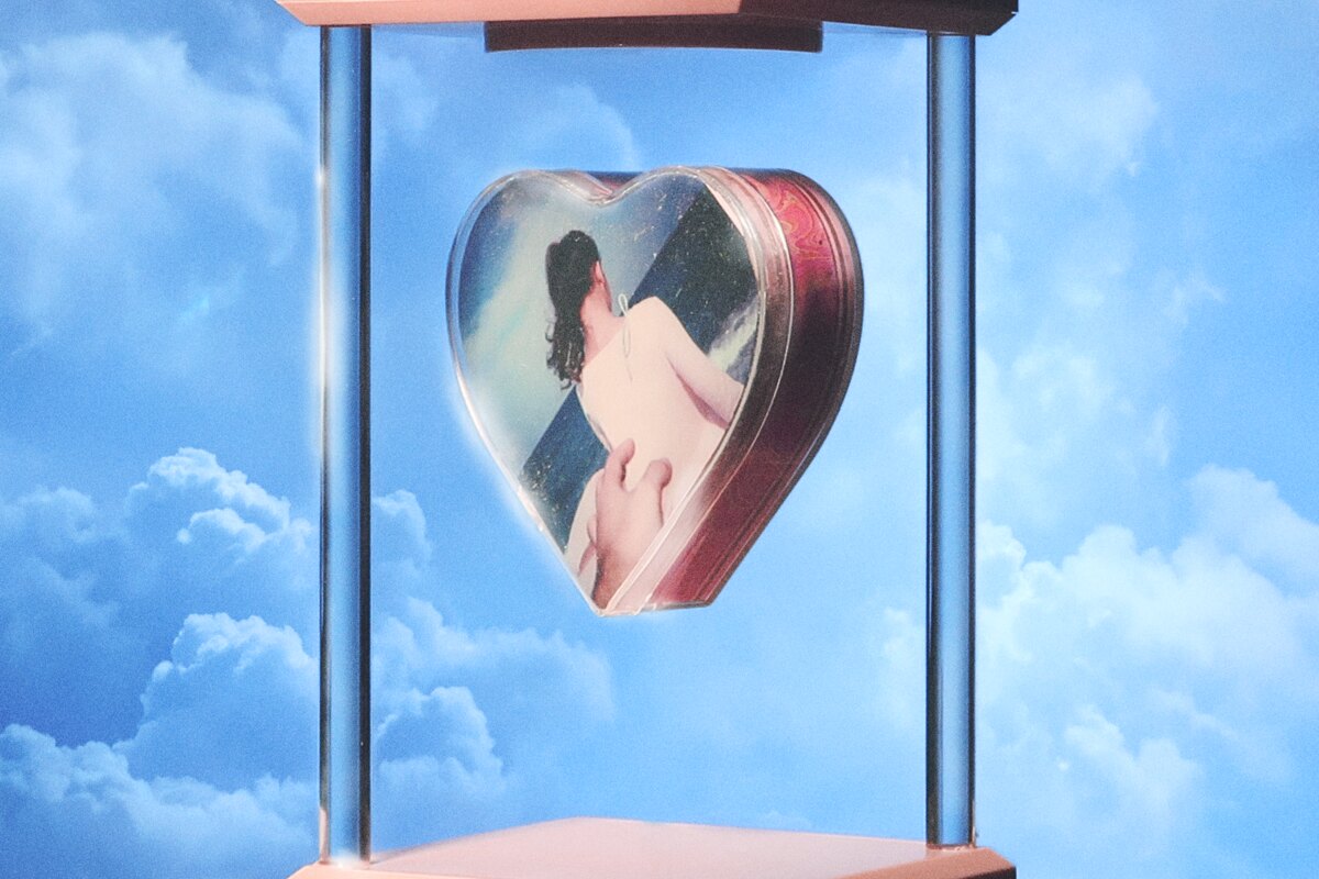 Casandra returns with her new single, "HOURGLASS."