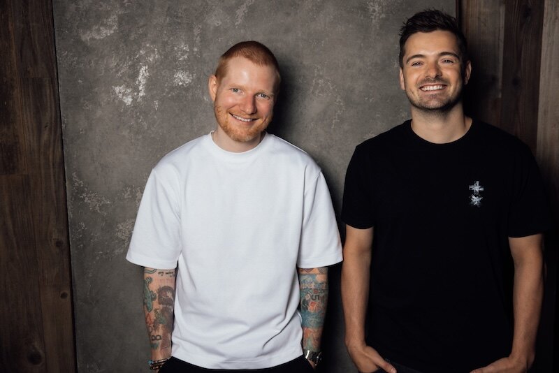Martin Garrix en Ed Sheeran verrassen bruidspaar met spontane wedding crash na optredens in Chicago