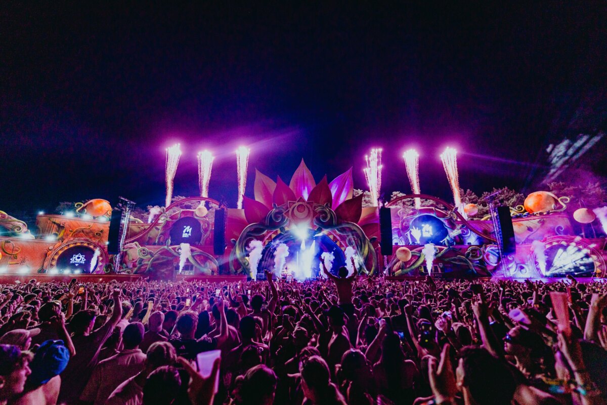 Tropische topeditie: 80.000 mensen trotseren de hitte (en onweer) op twaalfde Sunrise Festival