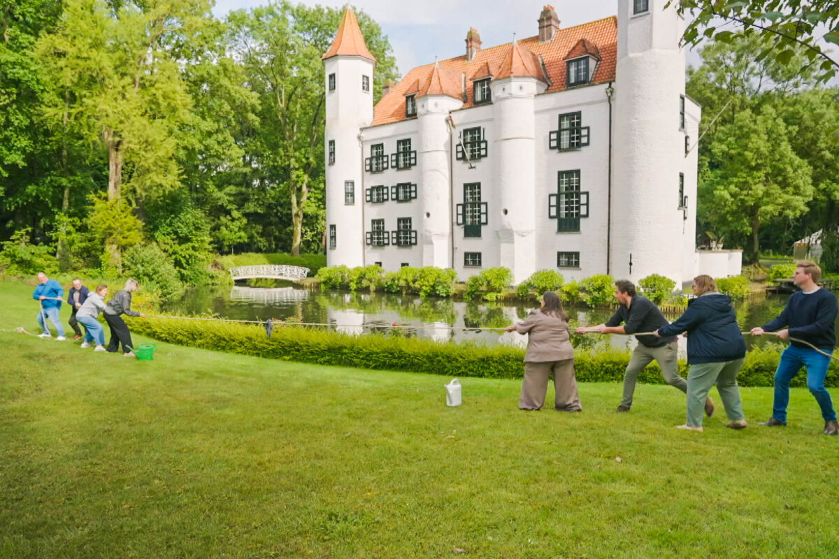 Kantelen en slotgrachten tijdens bijzondere kasteelweek in Met Vier In Bed