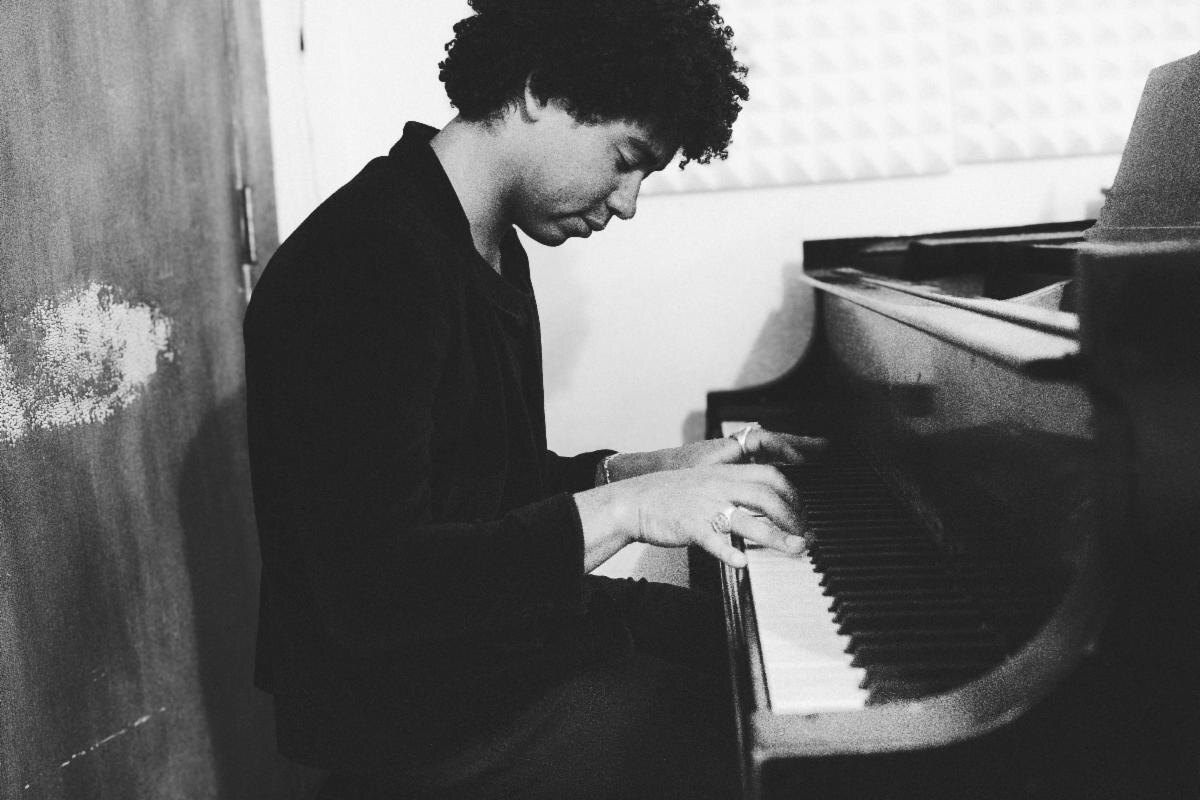 Luke Tyler Shelton releases first piano-driven single "Reasons"