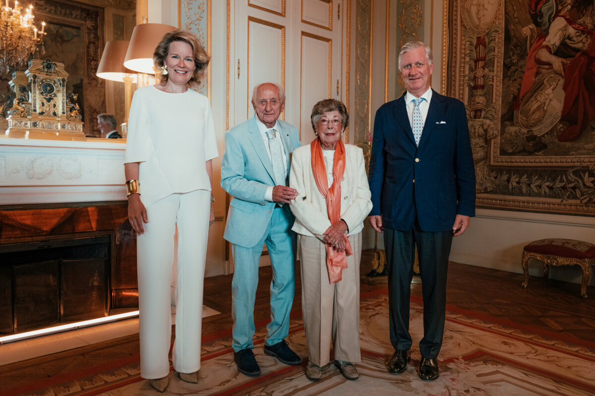 Wanneer royals elkaar ontmoeten: Familie-iconen Annie en Ray op audiëntie bij de Koning