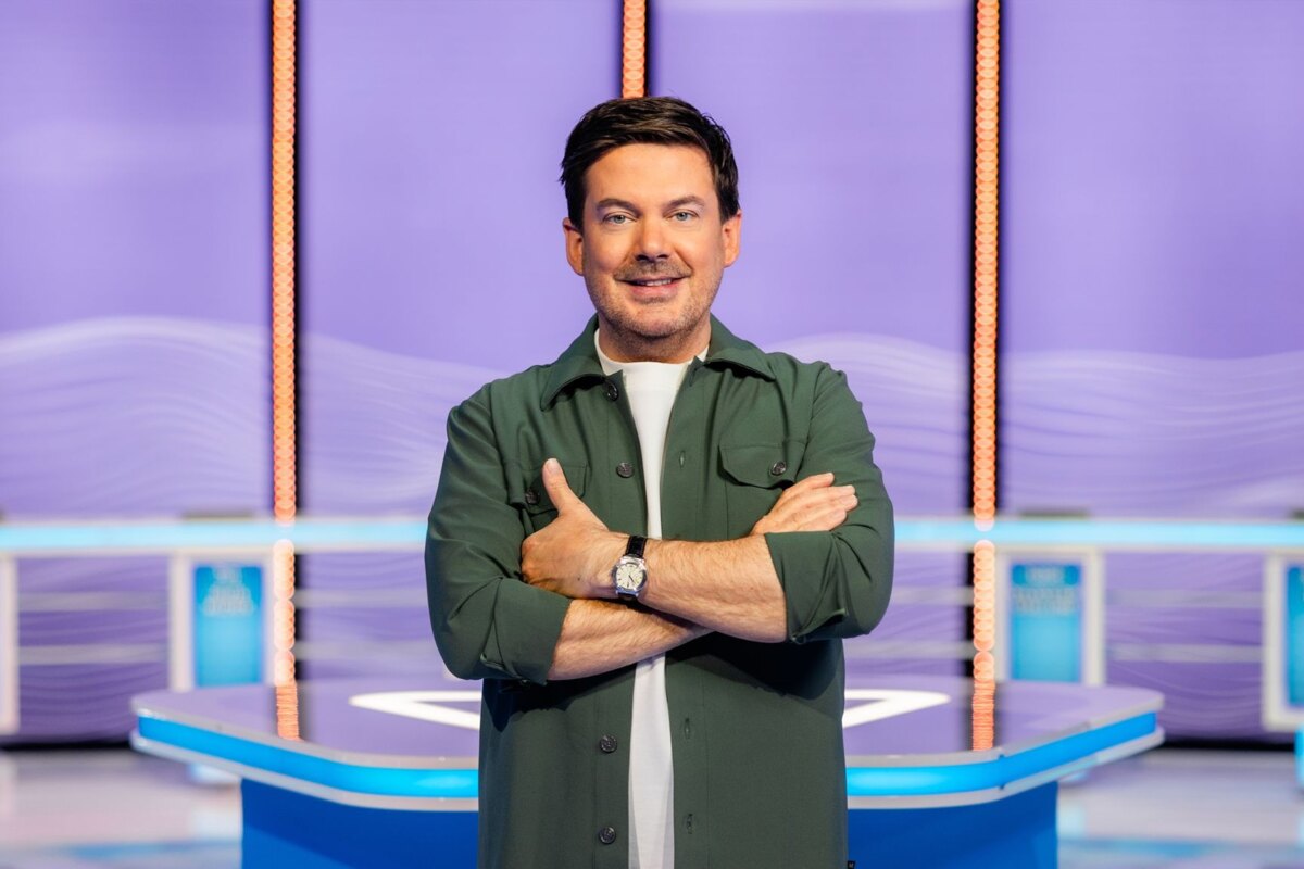 Nederlandse presentator Ruben Nicolai neemt plaats achter de quizdesk in Ik Weet Er Alles Van!