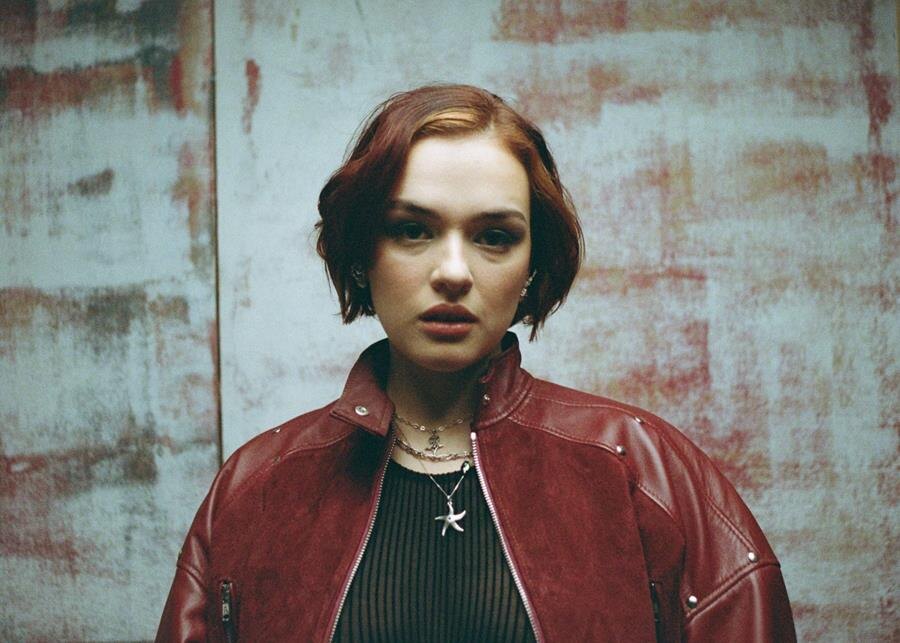 BIRTHE brengt deze week haar debuutalbum Trial & Error uit en geeft met haar nieuwe single 'Mama' een stem aan slachtoffers van kindermishandeling.