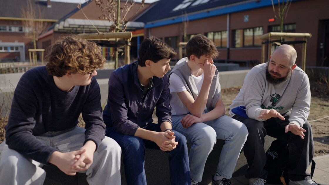 Mogelijke dienstplicht en strafstudie "door het eten van slechte chipolata's" in Bockie Gaat Naar School