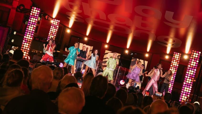 Play that Song sluit succesvol tv-seizoen af op een eivol Marktplein in De Panne: “We bouwen aan iets dat elk jaar groter wordt”