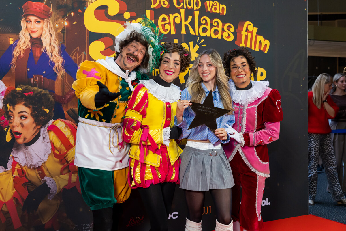 Camille en Natalia schitteren op de première van De Club van Sinterklaas: Paniek in het Pietendorp