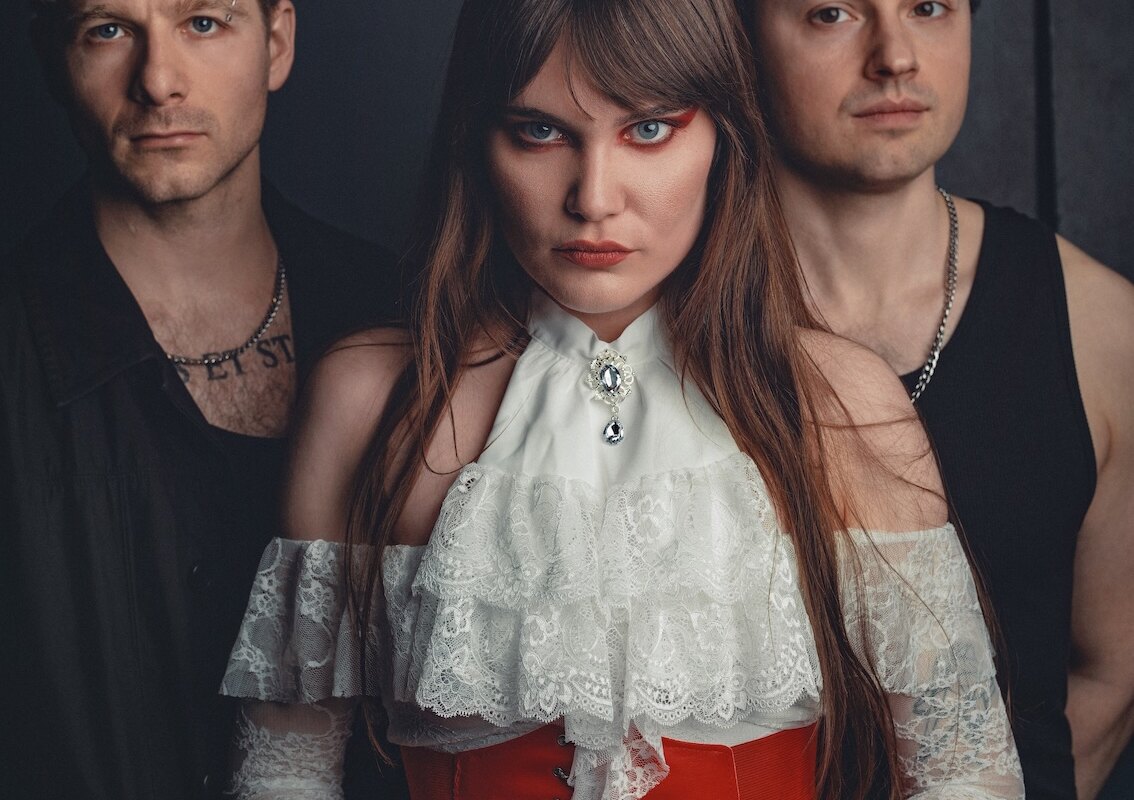 Calva Louise kondigt nieuwe single ‘La Promesa’ aan.