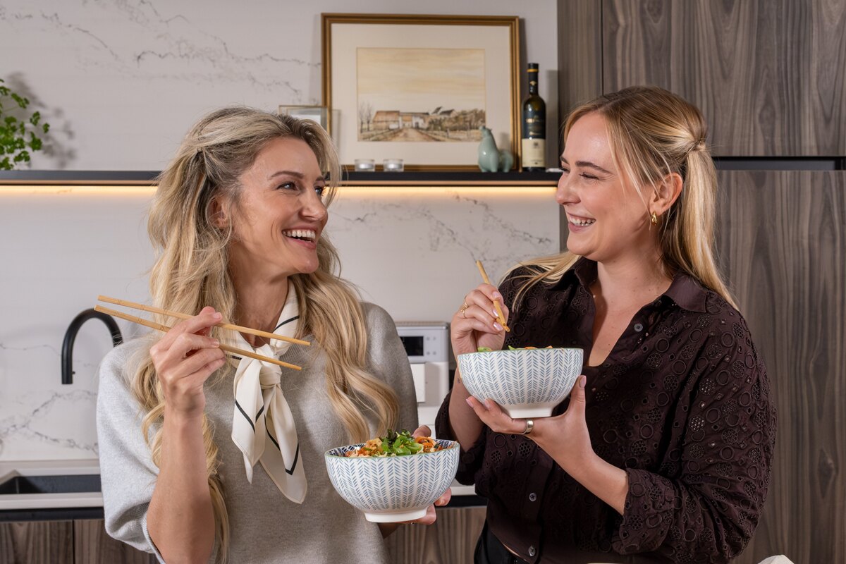 Steffi Vertriest en Charlotte Wilmssen koken voor singles in gloednieuwe online njam!-reeks