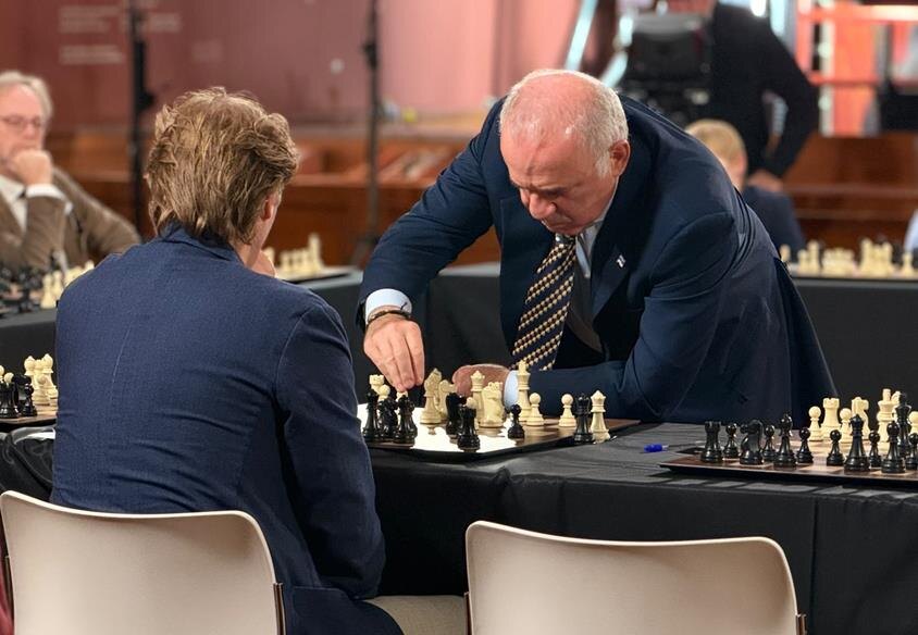 Garry Kasparov openhartig bij Sverre Denis: exclusief gesprek en unieke KMSKA-beelden in nieuwe Proximusdocu