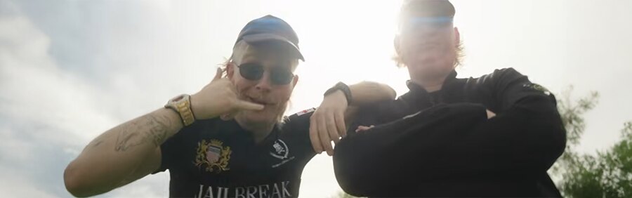 Joost Klein duikt op in de 'Partytent' van Donnie en Justen de Wildt