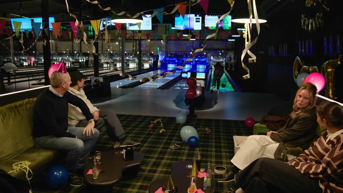 De familie Verhulst trakteert Gert op een namiddag bowling: "Straks vallen we hier in kosten"