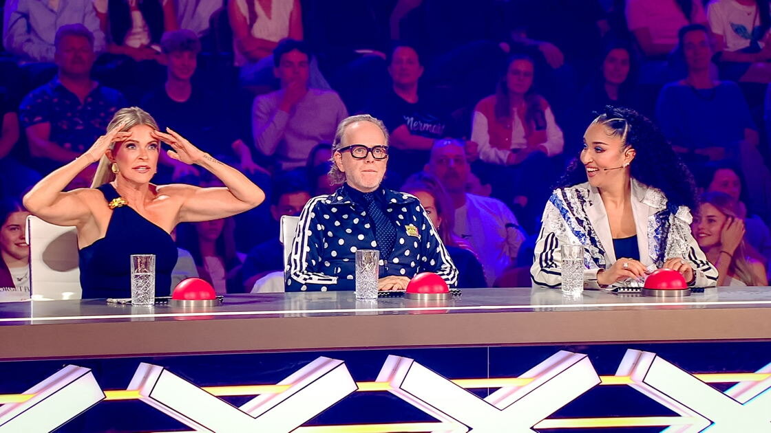 Karen Damen gaat helemaal op in emotionele act tijdens halve finale van Got Talent