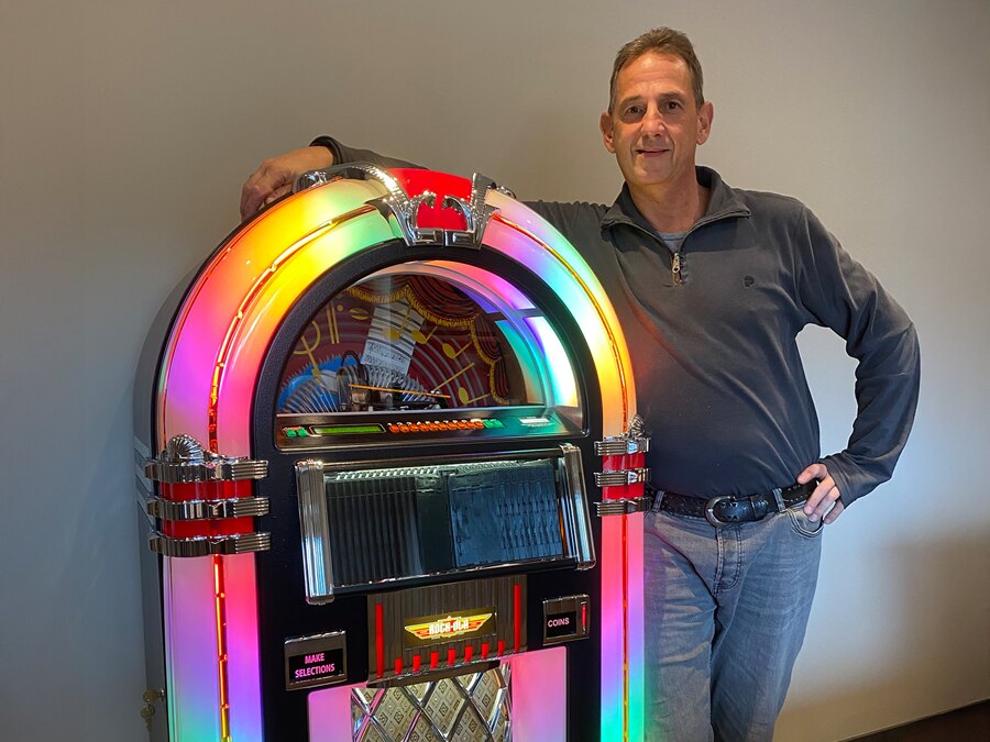 Nostalgie, vinyl en betaalbare jukeboxen: Beringenaar brengt de sfeer van weleer naar ​​​​​​​Mega Indoor Tweedehandsbeurs in Hasselt