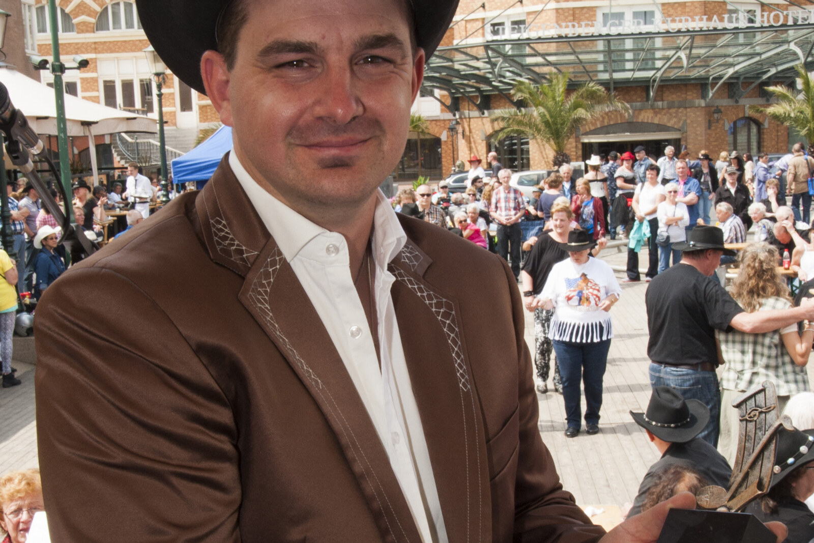 Robby Longo in de bloemetjes gezet op prestigieus countryfestival Scheveningen