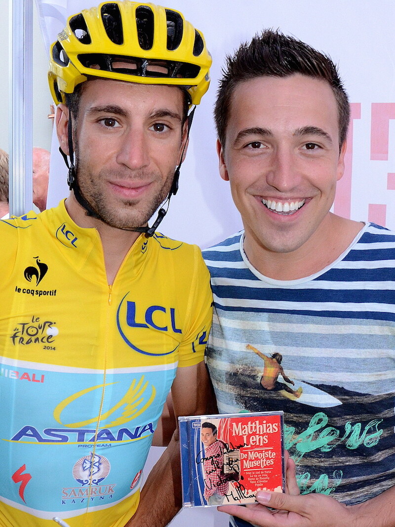 Matthias Lens overhandigt 'De Mooiste Musettes' aan Tourwinnaar Nibali