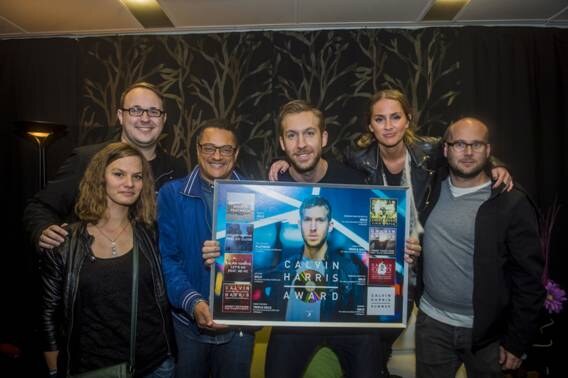 Calvin Harris ontvangt op Pukkelpop award goed voor 200.000 downloads