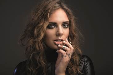 Tove Lo kondigt langverwacht debuutalbum 'Queen Of The Clouds' aan