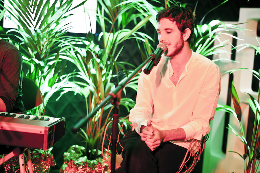 Aloft Brussels Schuman biedt aan Max Colombie van Oscar & The Wolf het artistiek management van het Hotel